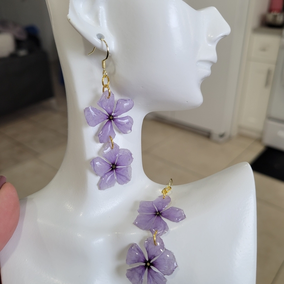 Elegant Purple Flower Earrings - Picture 2 of 2